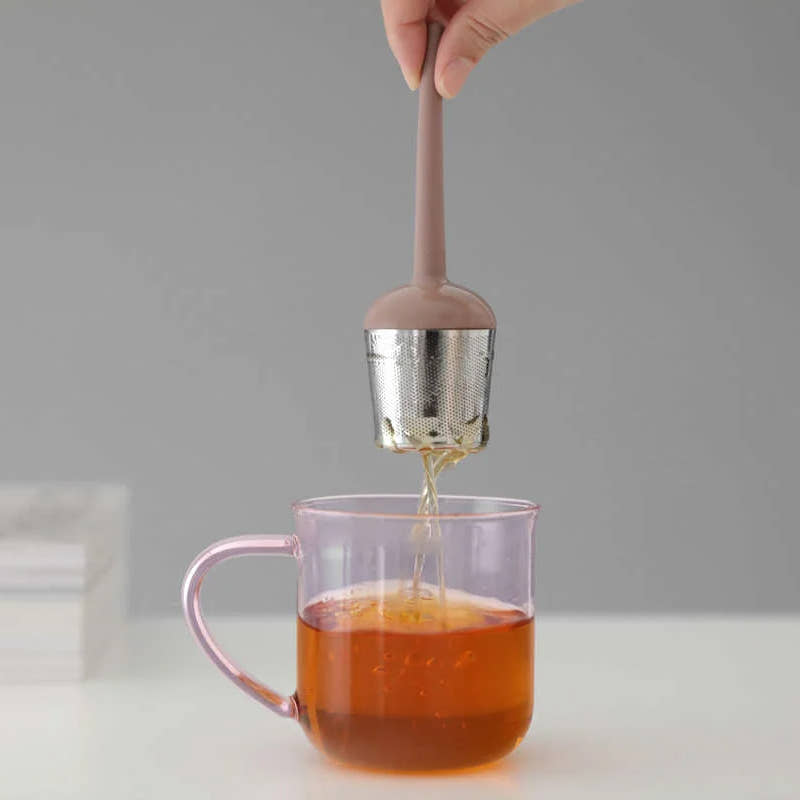 Glass mug of tea VIVA Peppermint Free Flow Magnetic Tea Infuser